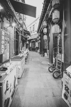 老青岛劈柴院黑白照片