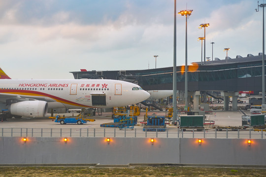 在飞机上往外拍到的香港航空客机