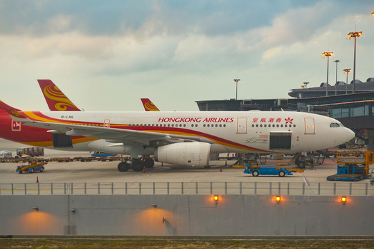 在飞机上往外拍到的香港航空客机