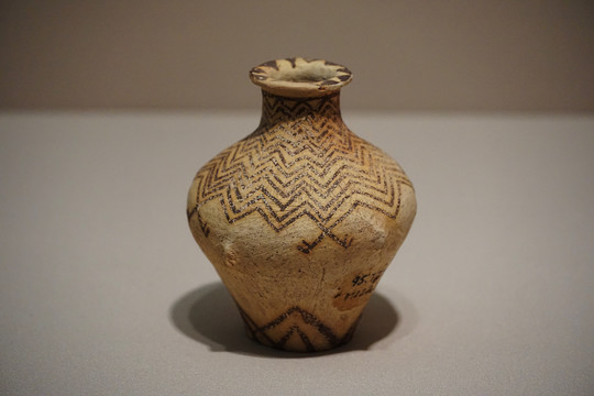 新石器时代折线纹彩陶小壶
