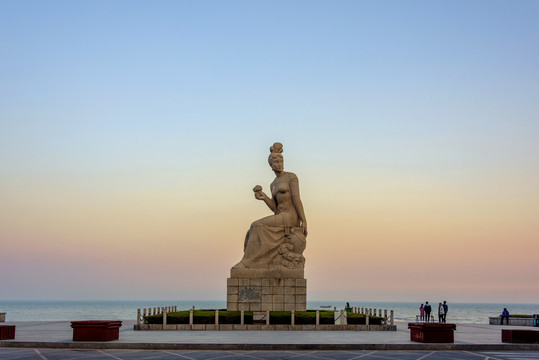 辽宁葫芦岛兴城海滨菊花女雕像