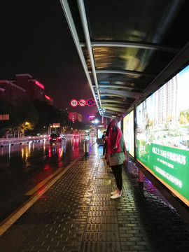 雨夜公交站