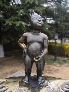 小孩撒尿雕像
