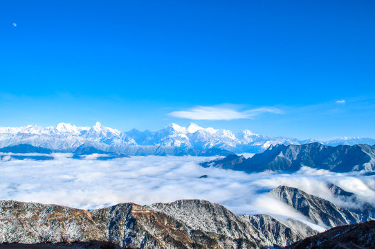 牛背山雪山云海