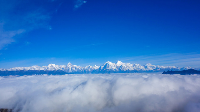 雪山云海