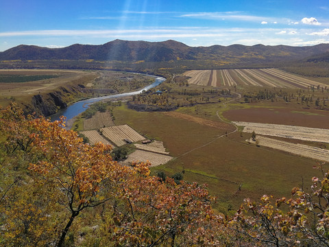 秋季山林田野河流