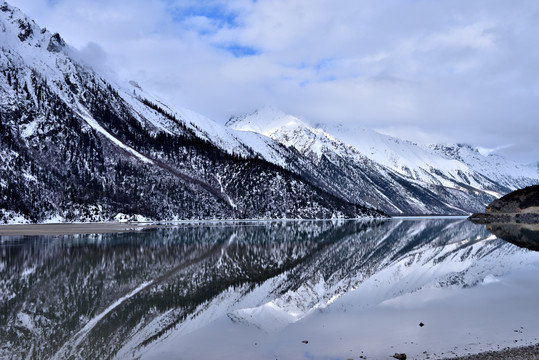 然乌湖雪山倒影