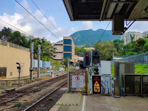 港铁候站台