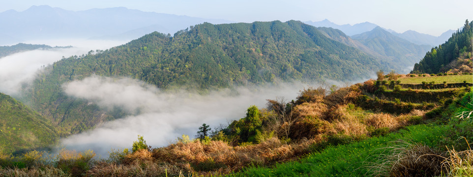 宽幅云雾远山山谷风光