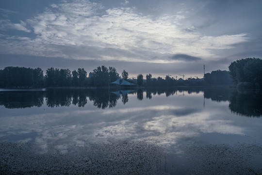 湖景早晨