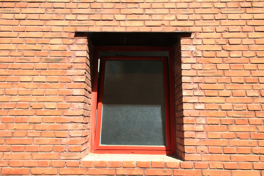 红砖墙窗户