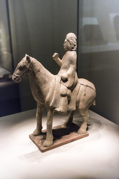 陶騎馬武士俑