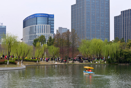 城市公园湖景