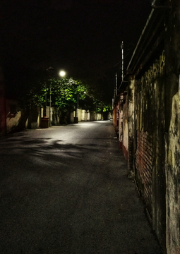 夜色中的静谧小巷