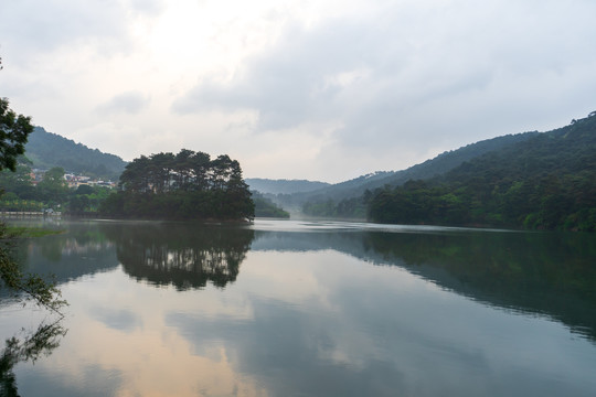 广西桂平西山思灵湖风光