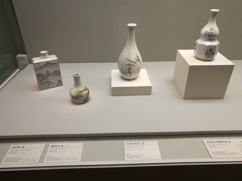 白瓷青花山水纹方形瓶