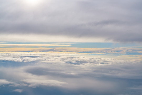 飞行中窗户外的景色云层背景图