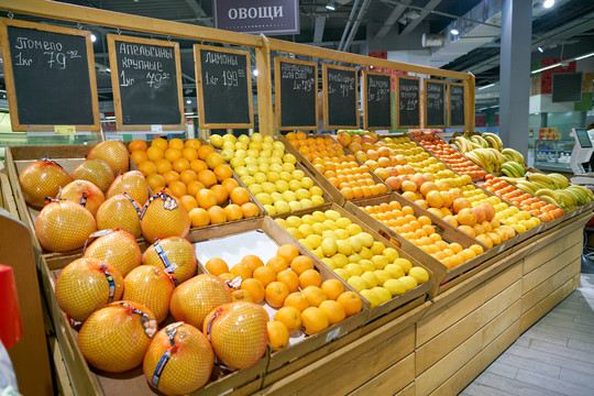 俄罗斯莫斯科超市水果销售区