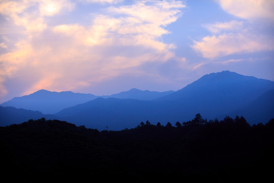 远山晚霞