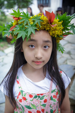 头戴花环的少女