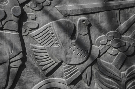 鞍山师范学院墙壁鸽子浮雕