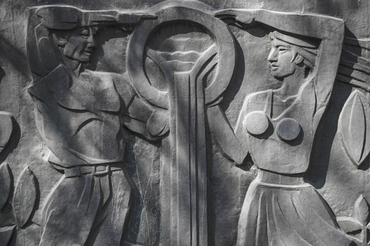 男人与女人半身壁雕浮雕像