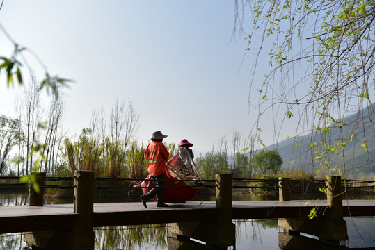 西昌湿地公园清理垃圾