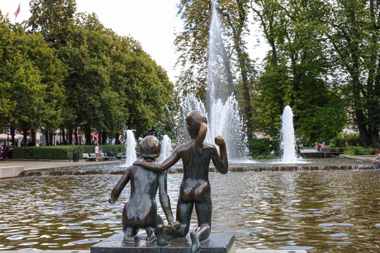 奥斯陆城市雕塑水池边的孩子