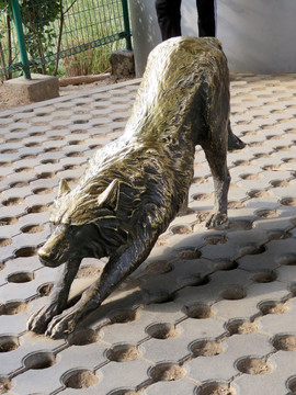 狼雕塑