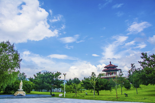 鞍山玉佛寺鼓楼与净瓶玉雕