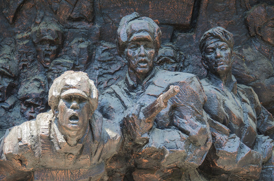烈士纪念馆解放军战斗人物群雕像