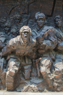 烈士纪念馆解放军战斗人物群雕像