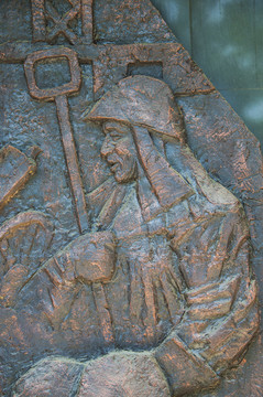 鞍山烈士纪念馆炼钢工人浮雕像