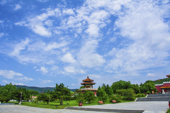 鞍山玉佛寺鼓楼与蓝天白云