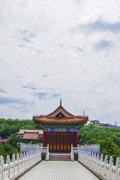 鞍山玉佛寺舍利堂与满天白云