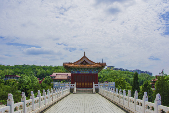 鞍山玉佛寺舍利堂与漫天白云