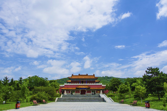 鞍山玉佛寺文殊殿与满天白云