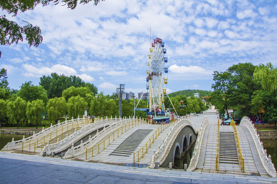 鞍山玉佛寺三孔石桥与摩天轮