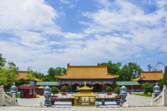 鞍山玉佛寺正门门楼与香鼎石香炉