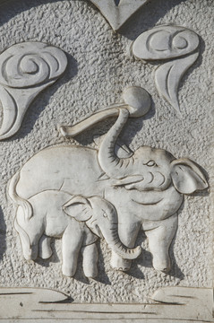 鞍山玉佛寺石桥栏大象与小象浮雕
