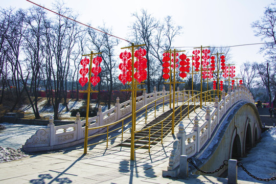 鞍山玉佛寺复拱式三孔石桥雪景