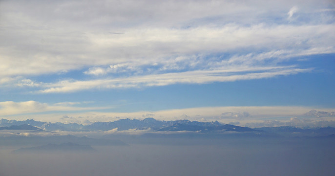 冲出云层的四川邛崃山脉