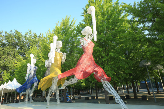 奥运会女火炬手雕塑