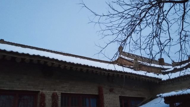 屋顶雪景