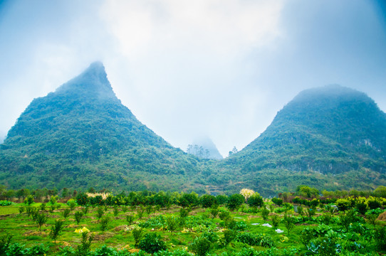 雾色山景风光