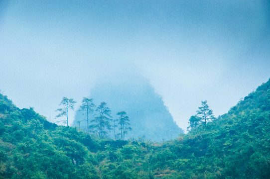 雾色山景风光