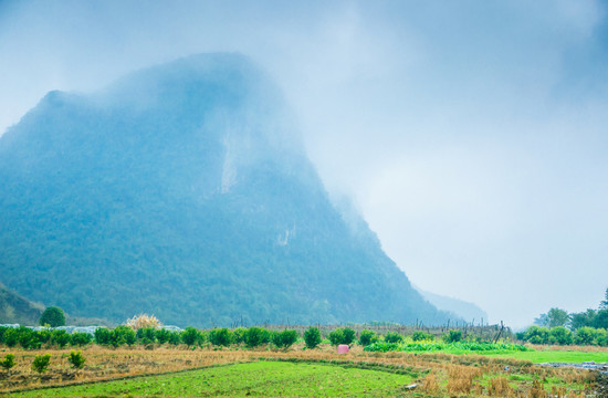 雾色山景风光