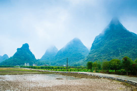 雾色山景风光