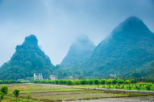 雾色山景风光