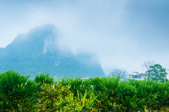 雾色山景风光